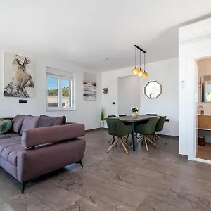  Apartment Helena